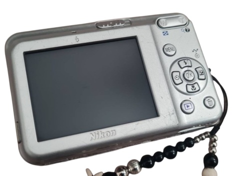 Nikon Coolpix L5 – aparat cyfrowy srebrny retro y2k